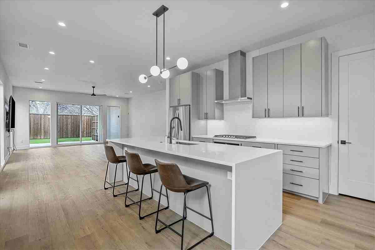 2413 Crossman Ave - Photo 6 of 25