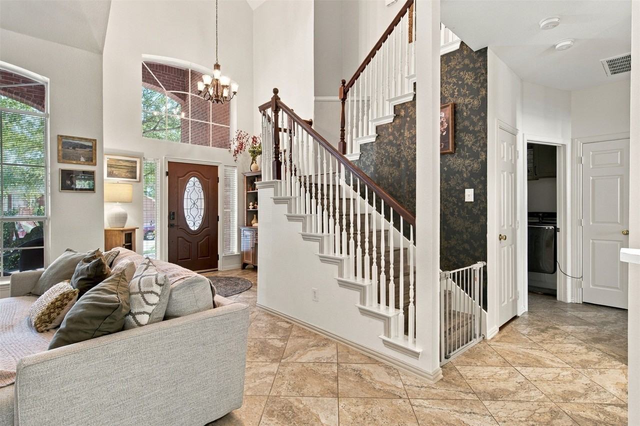 8414 Romanway Dr - Photo 2 of 24