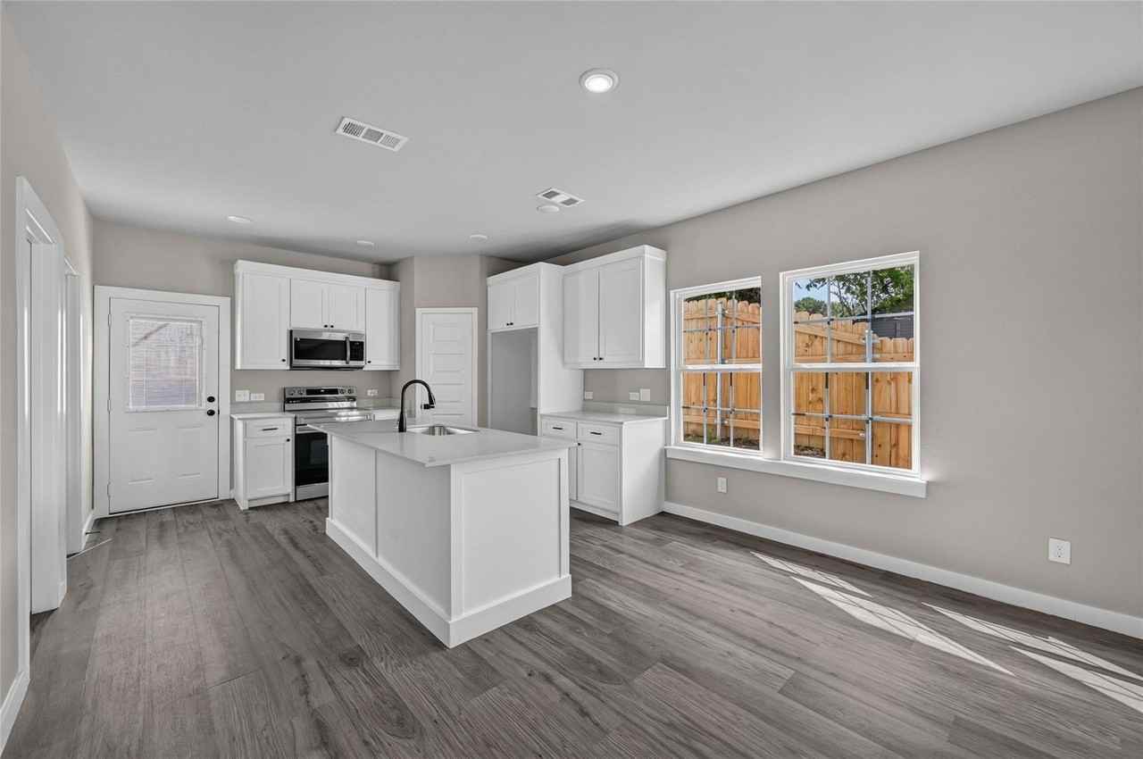 2211 Brookes St - Photo 2 of 16