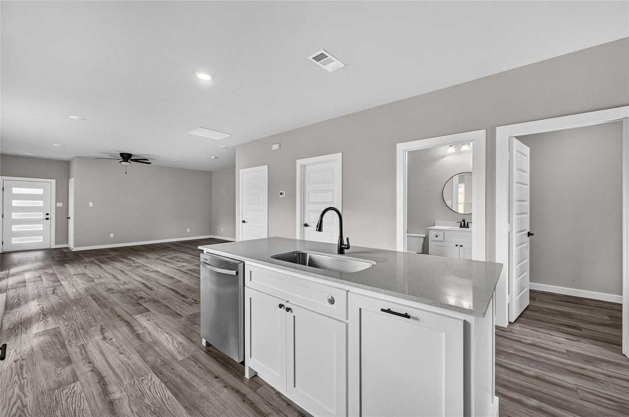 2211 Brookes St - Photo 3 of 16