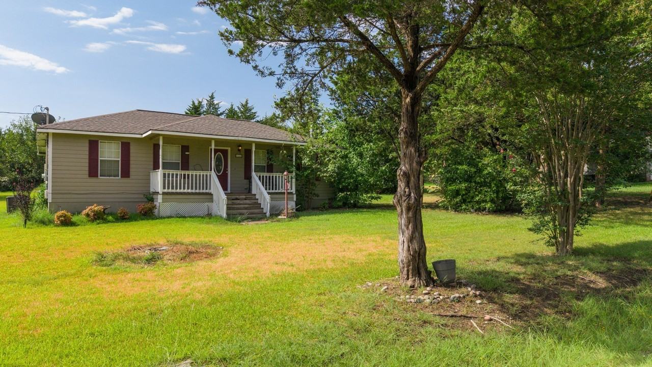 164 Cypress Dr - Photo 2 of 16