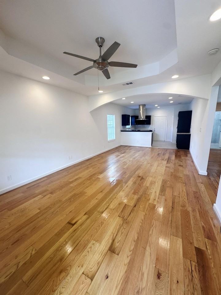 406 Lansing St - Photo 5 of 10