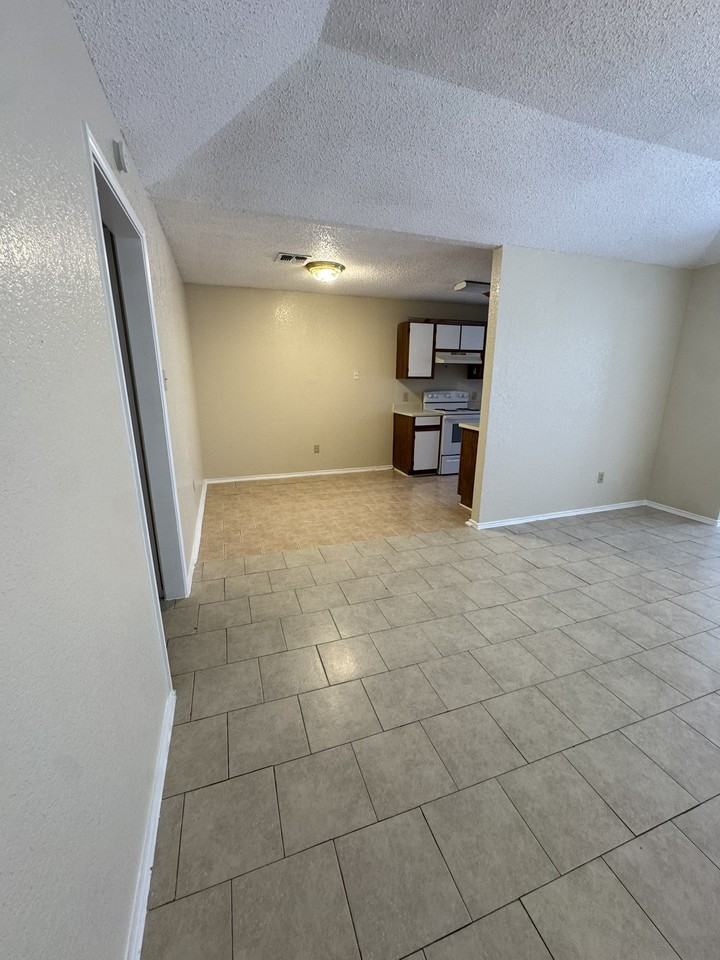 4512 Mizzenmast Ct - Photo 2 of 14