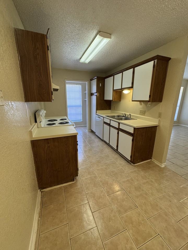 4512 Mizzenmast Ct - Photo 4 of 14