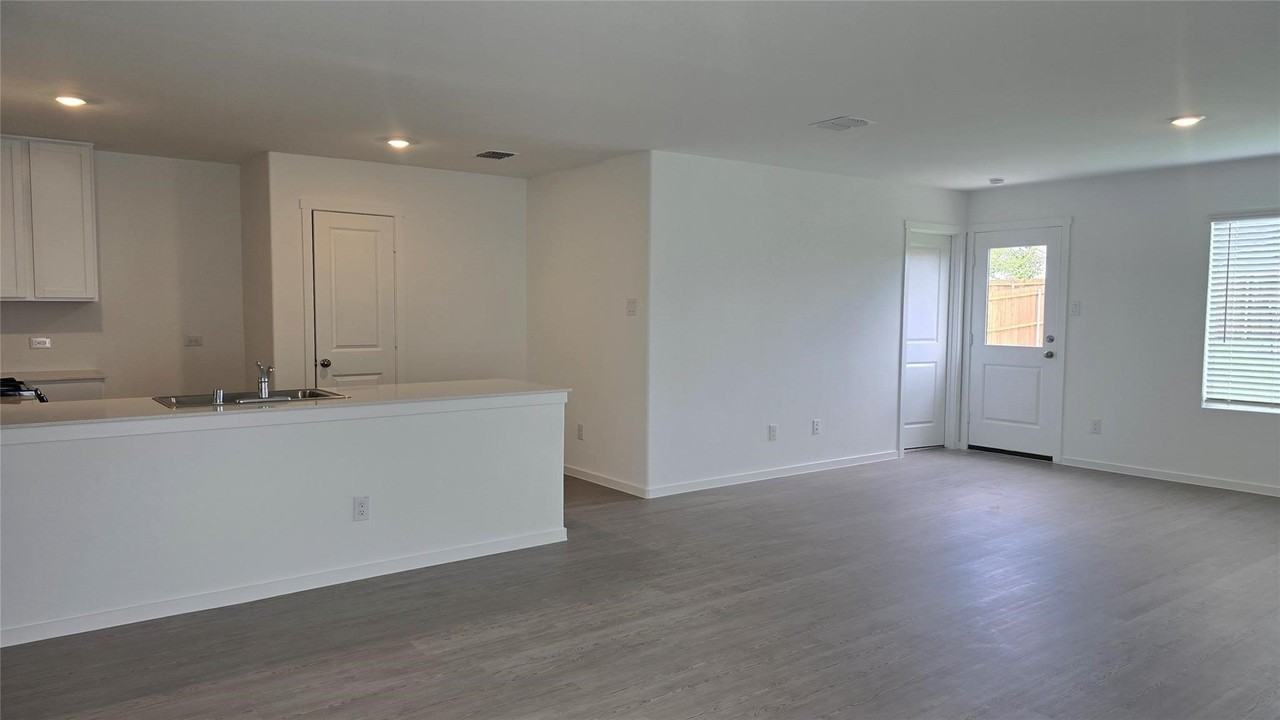 7916 Rutherford Ln - Photo 6 of 18