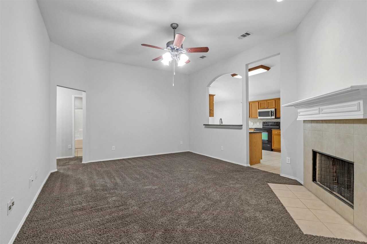 1201 Caroline Dr - Photo 5 of 25