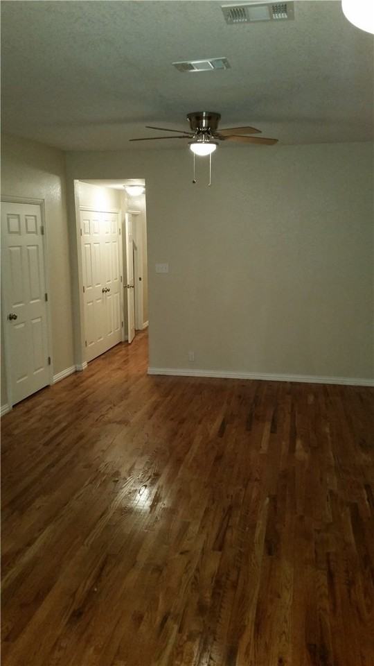1925 W 10th St - Photo 2 of 14