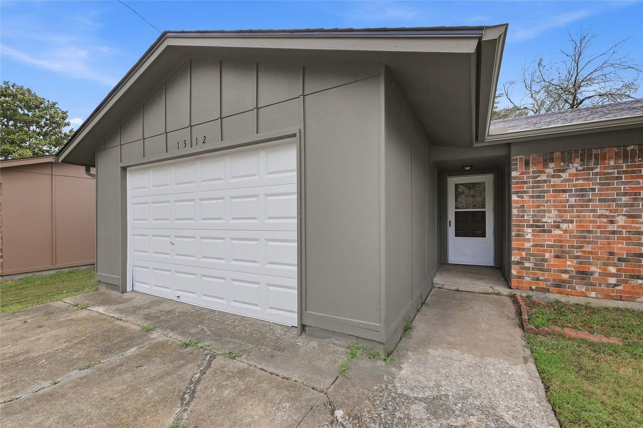 1312 Churchill Way - Photo 3 of 23