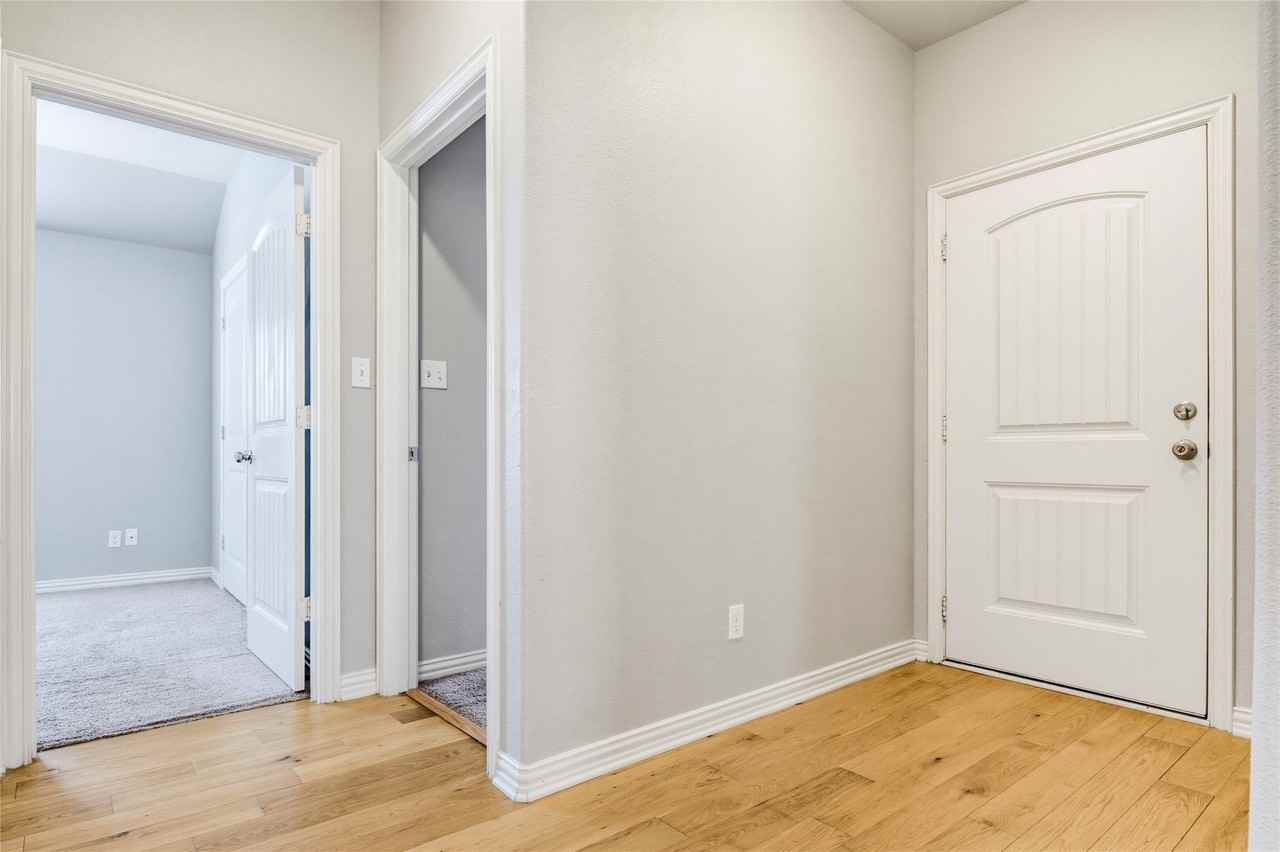 3715 Brookstone Dr - Photo 4 of 36