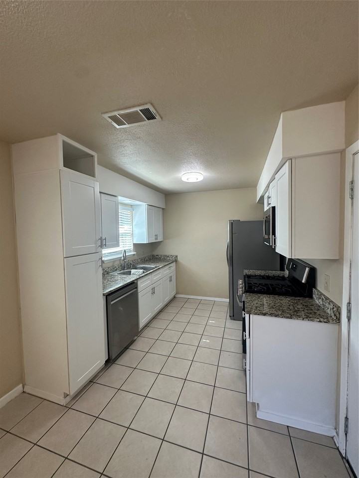 5001 Cummings Dr - Photo 5 of 11