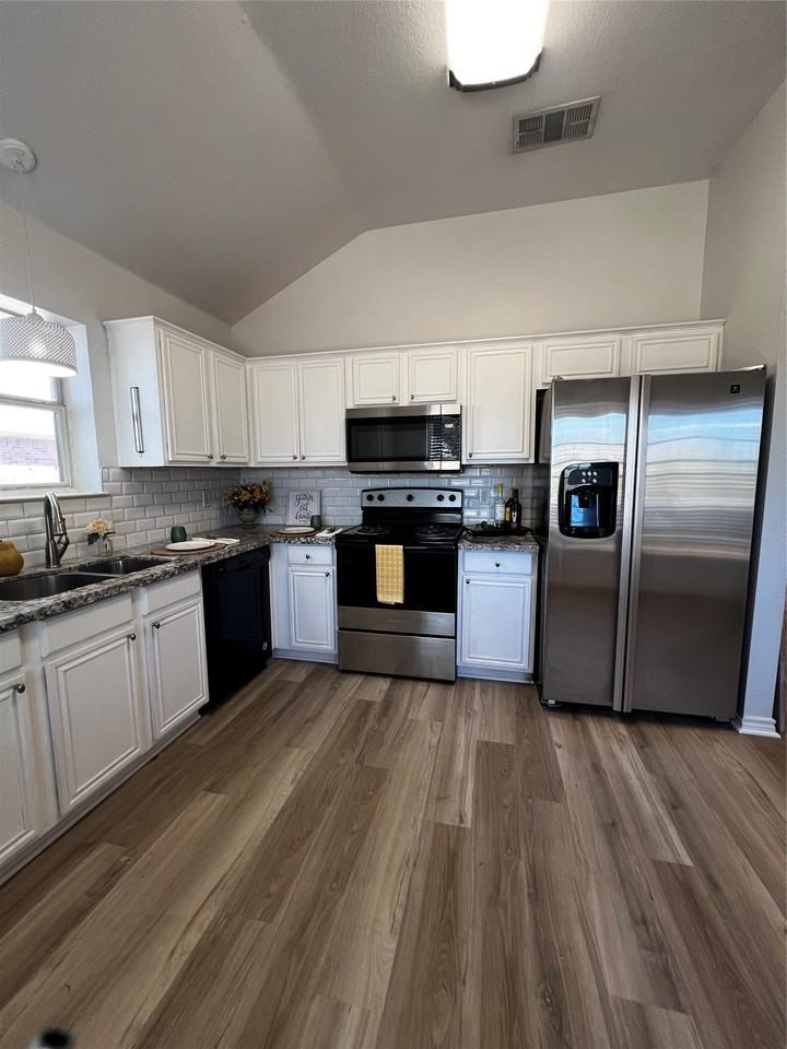 1309 Indian Wells Trl - Photo 3 of 13
