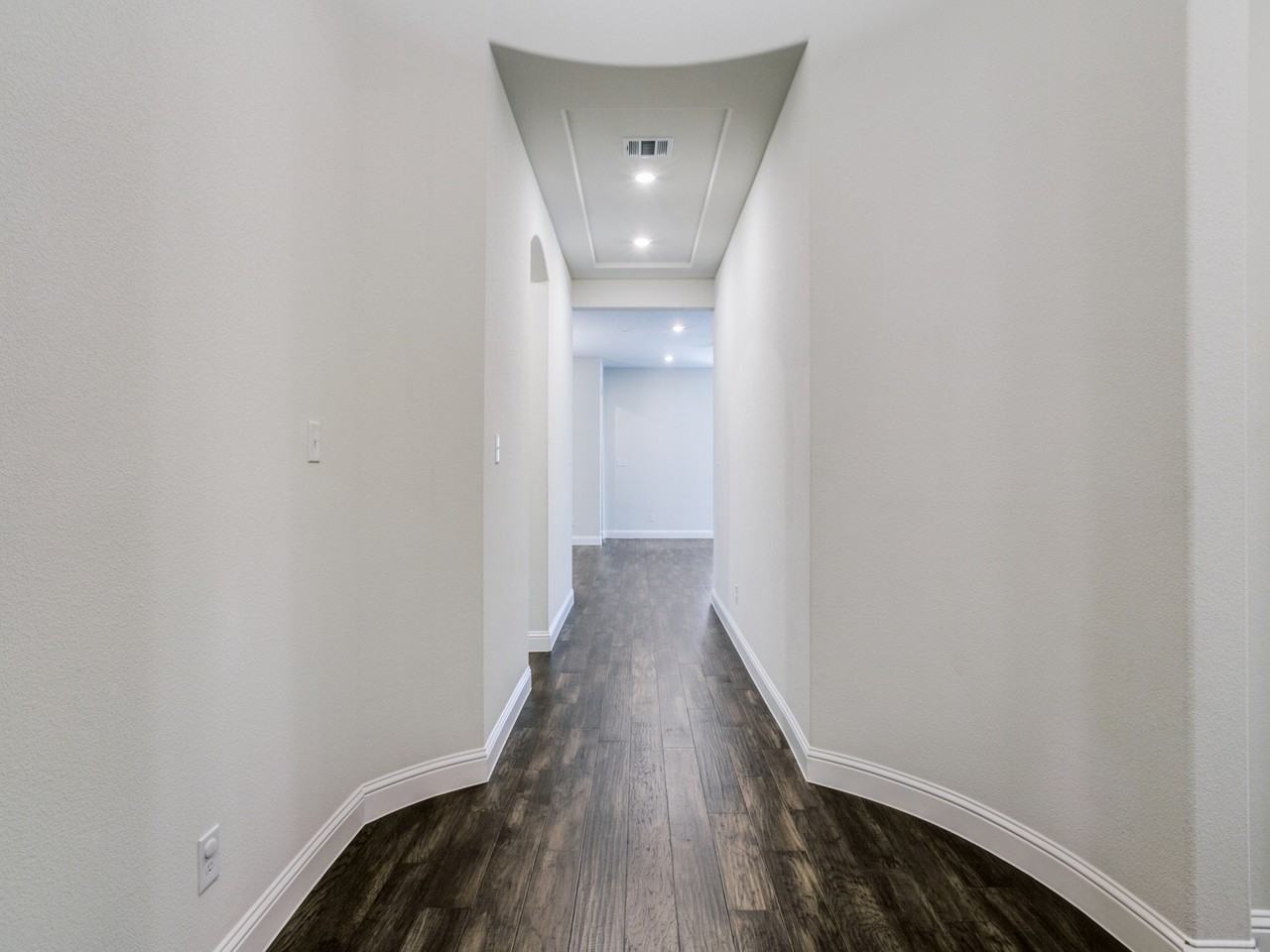 2215 Yorktown Dr - Photo 2 of 25