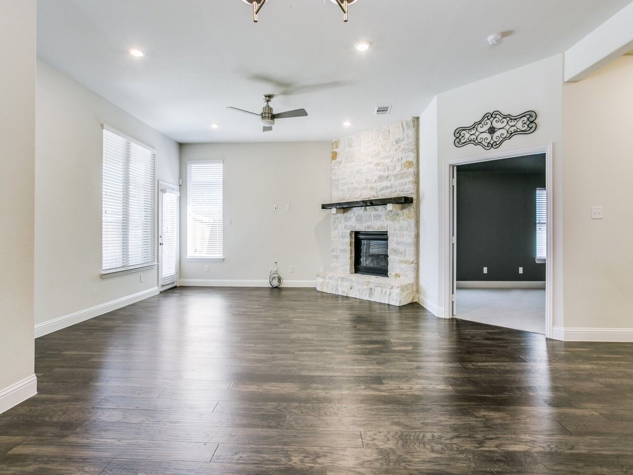 2215 Yorktown Dr - Photo 4 of 25