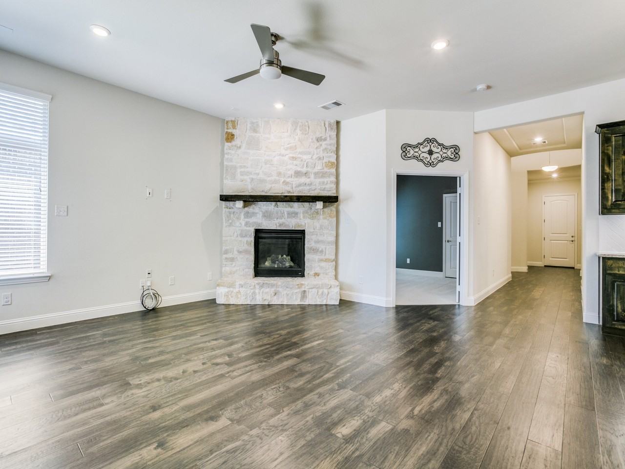 2215 Yorktown Dr - Photo 5 of 25