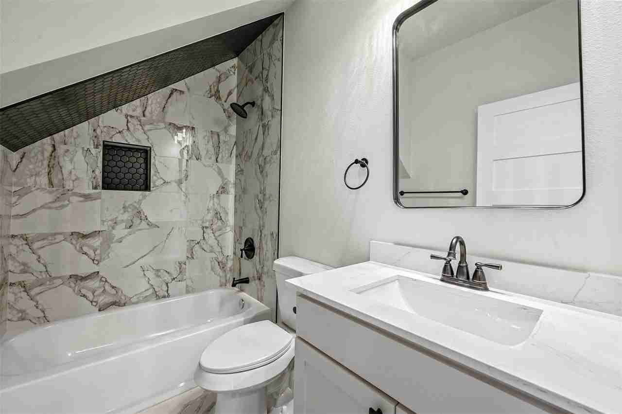 2409 Jeffries St - Photo 3 of 25