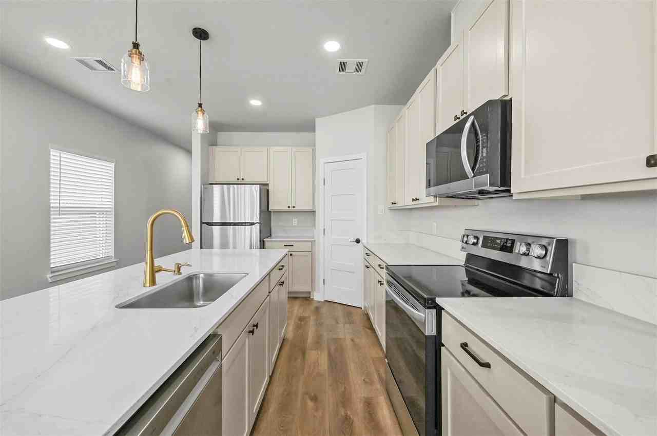 2409 Jeffries St - Photo 6 of 25