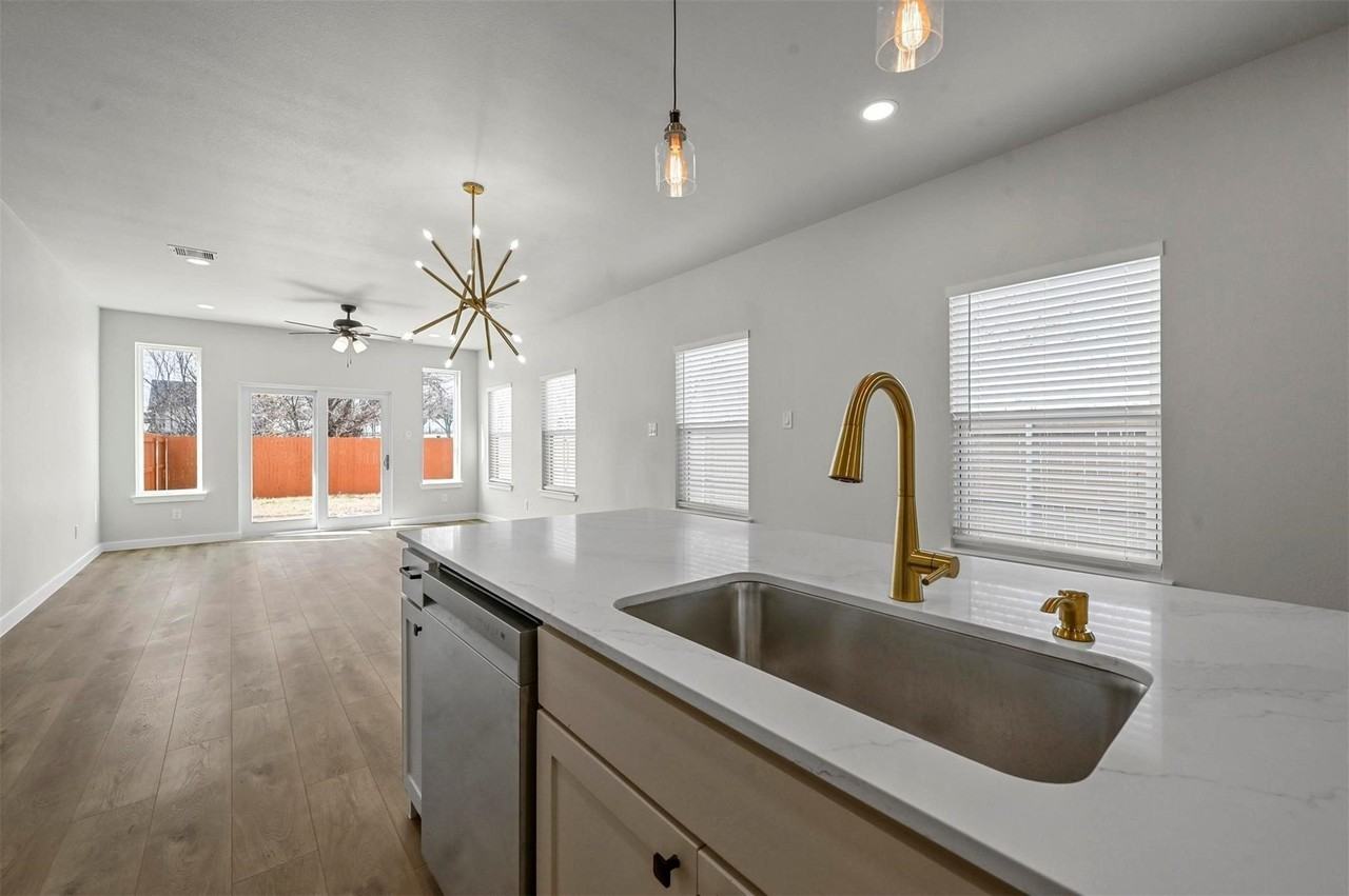 2409 Jeffries St - Photo 7 of 25