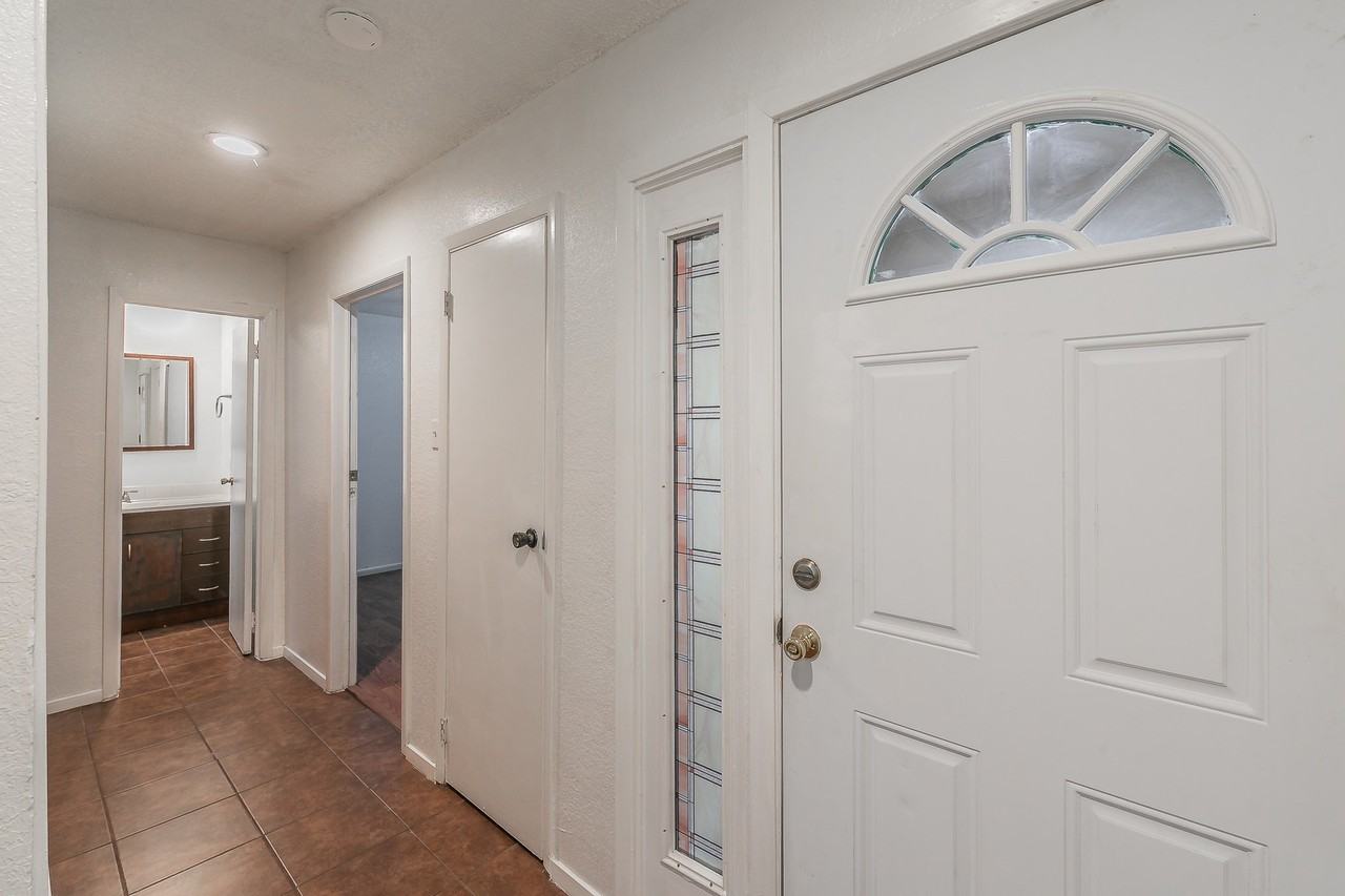 611 Lost Springs Ct #B - Photo 3 of 29