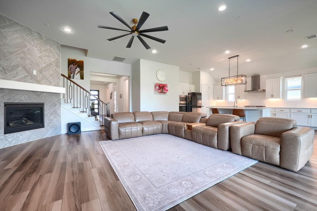 2532 Blackpool Ct - Photo 6 of 37