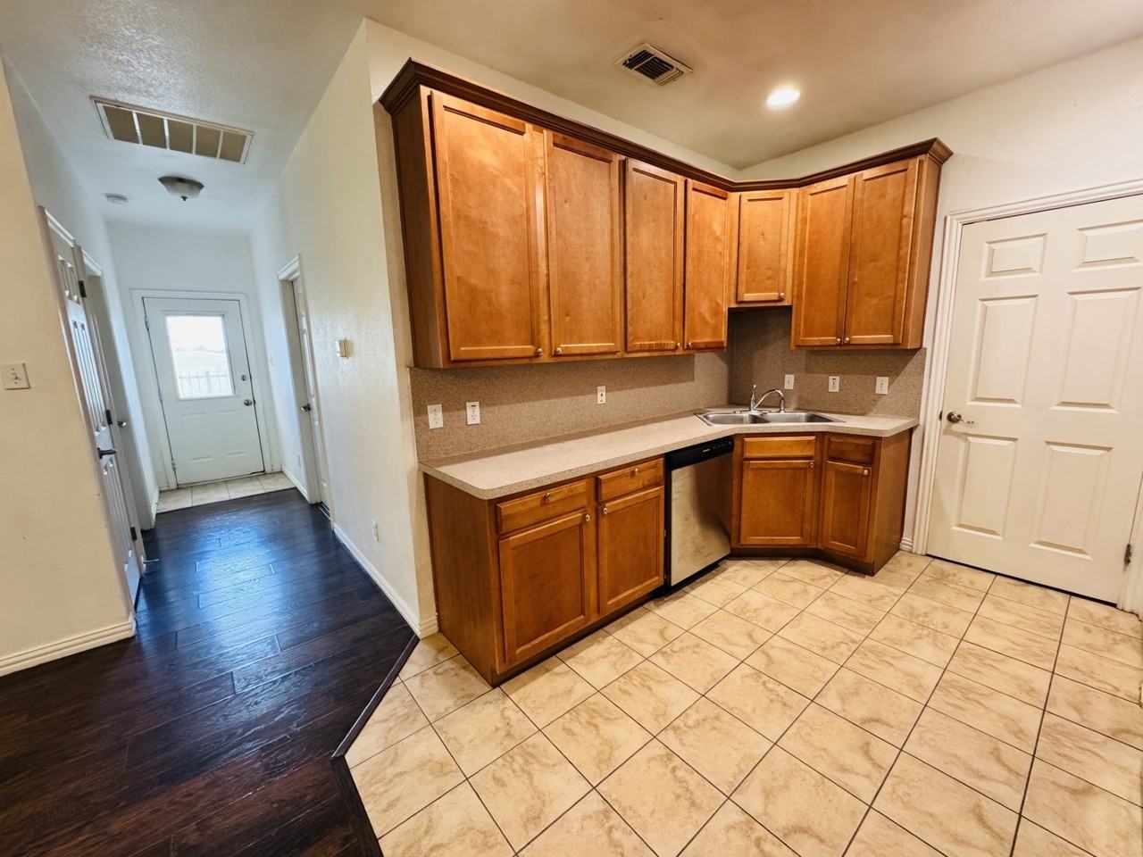 1622 Summer Hill Ct - Photo 4 of 14