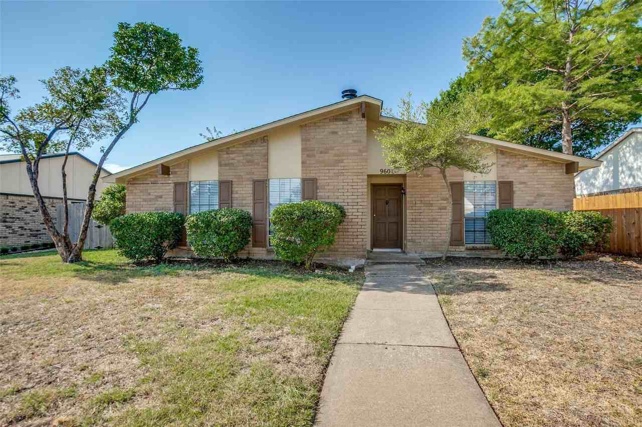960 Lockhart Dr - Photo 2 of 25