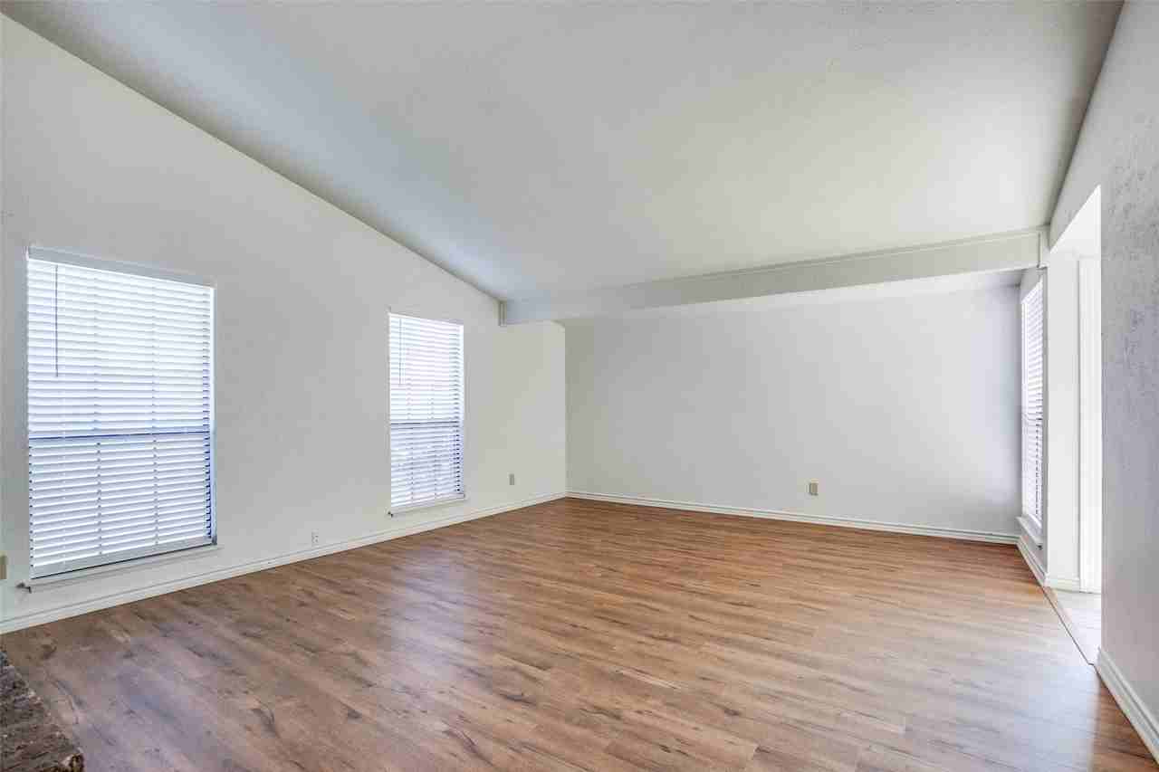 960 Lockhart Dr - Photo 3 of 25