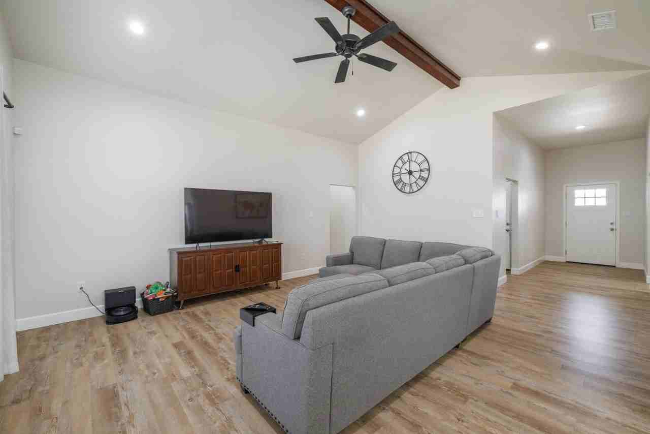 7446 Sleepy Hollow Ln - Photo 4 of 38
