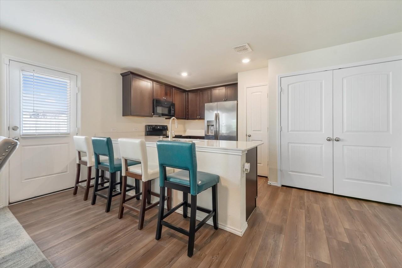 5805 Honey Creek St - Photo 3 of 12