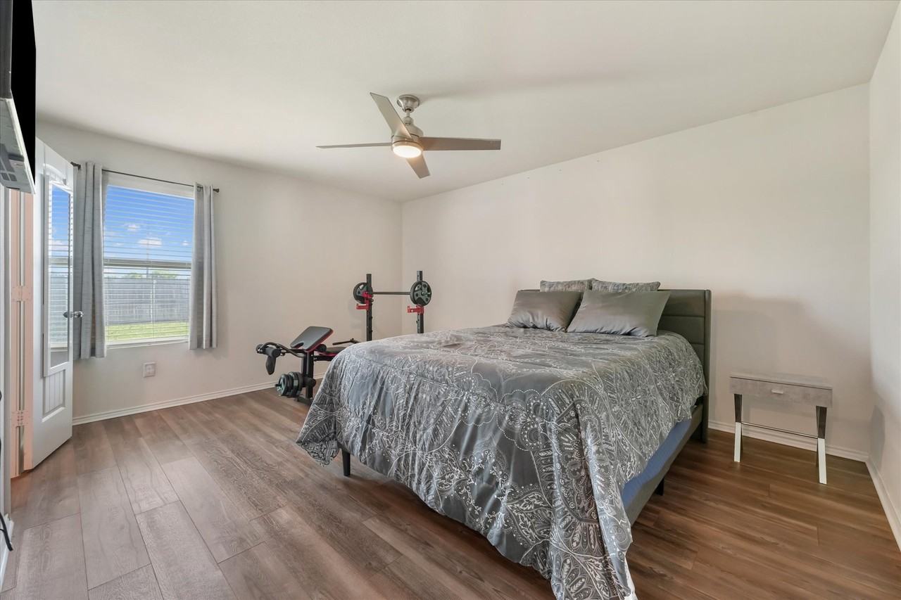 5805 Honey Creek St - Photo 4 of 12