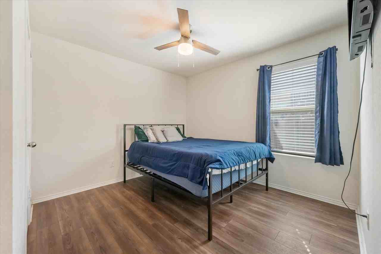 5805 Honey Creek St - Photo 6 of 12