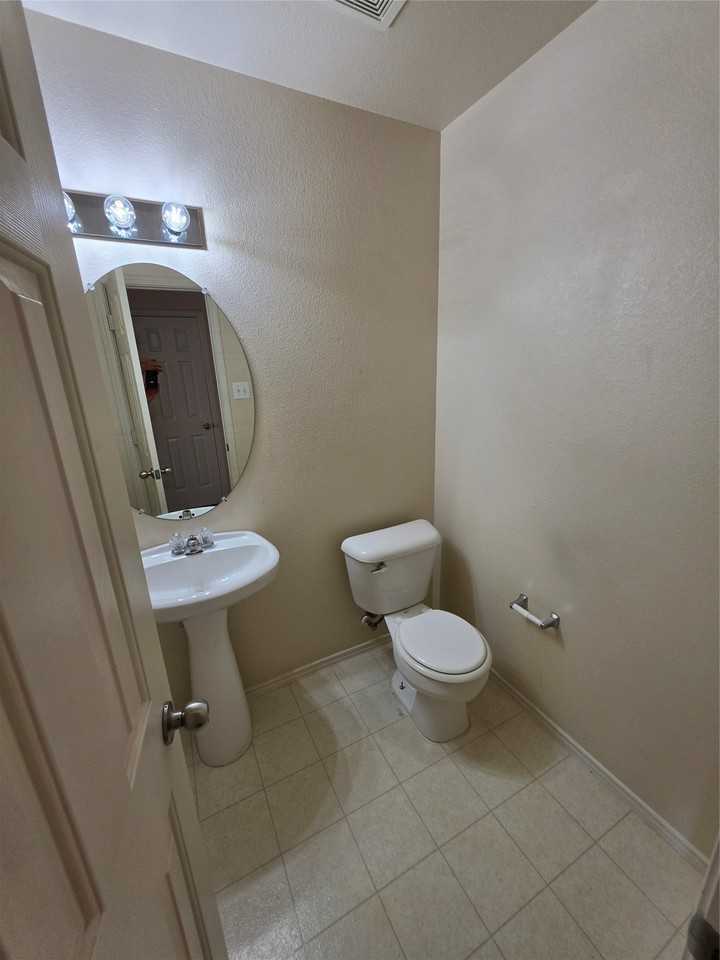 8108 Stowe Springs Ln - Photo 7 of 40