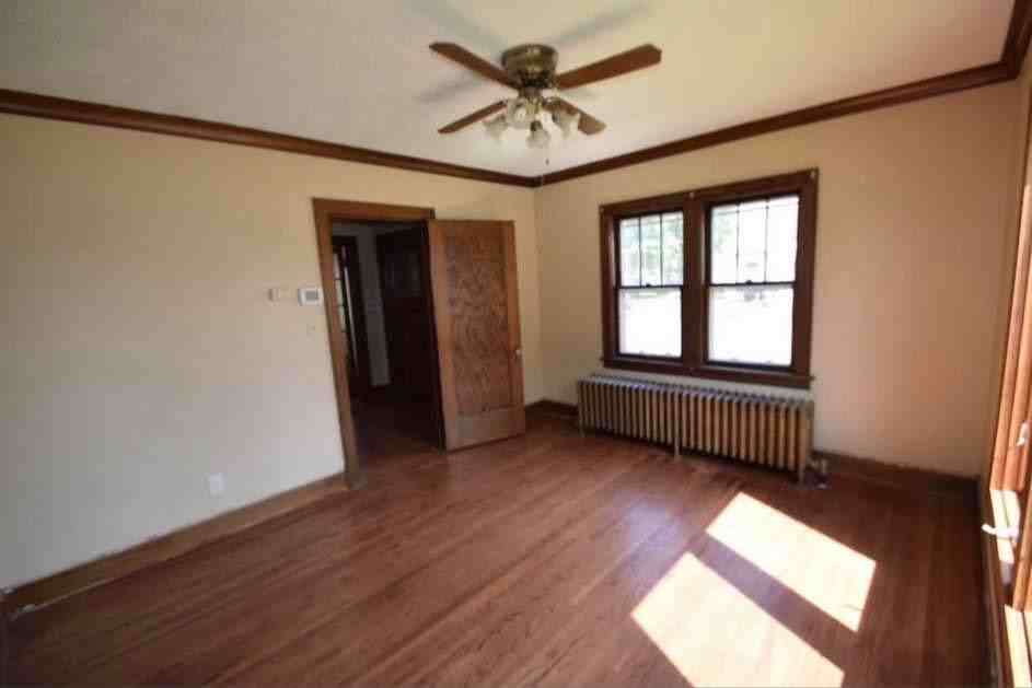 402 W Brooks St - Photo 3 of 9