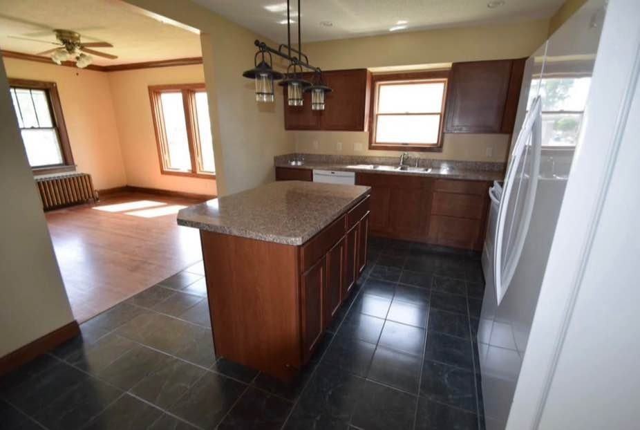 402 W Brooks St - Photo 5 of 9