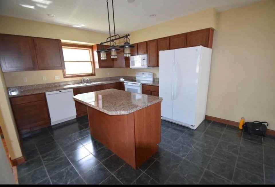 402 W Brooks St - Photo 6 of 9