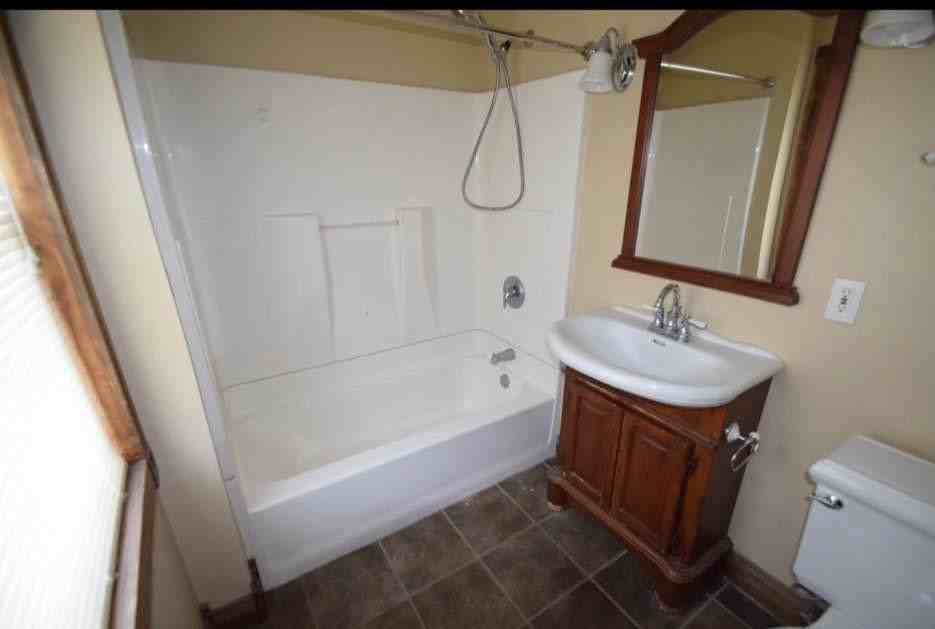 402 W Brooks St - Photo 7 of 9