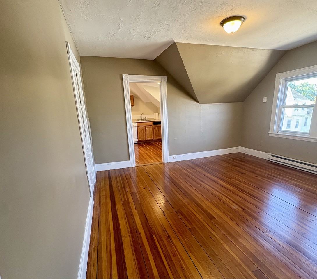 137 Whitwell St #3 - Photo 4 of 22