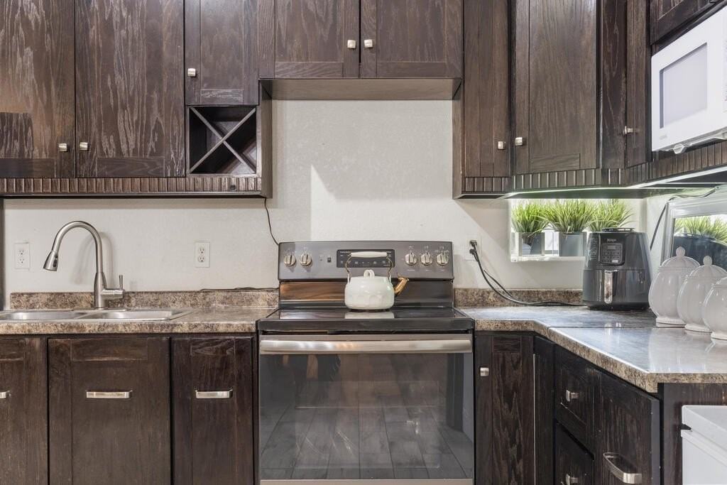 10799 E Drake St - Photo 5 of 15