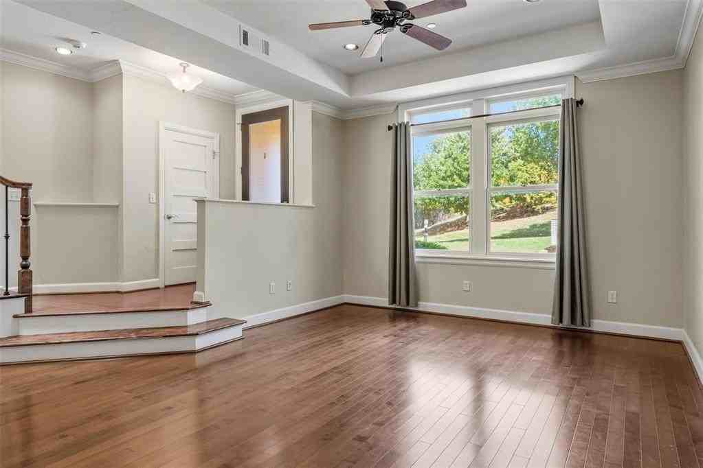 402 Ne 2nd St - Photo 6 of 49
