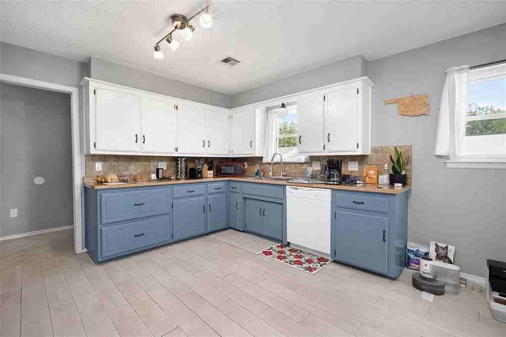 801 N Markwell Ave - Photo 6 of 20
