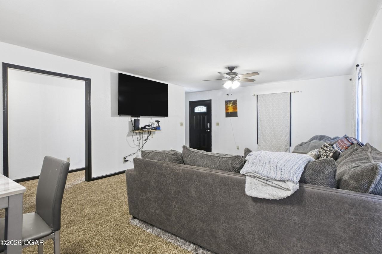 803 E 10th St - Photo 5 of 20