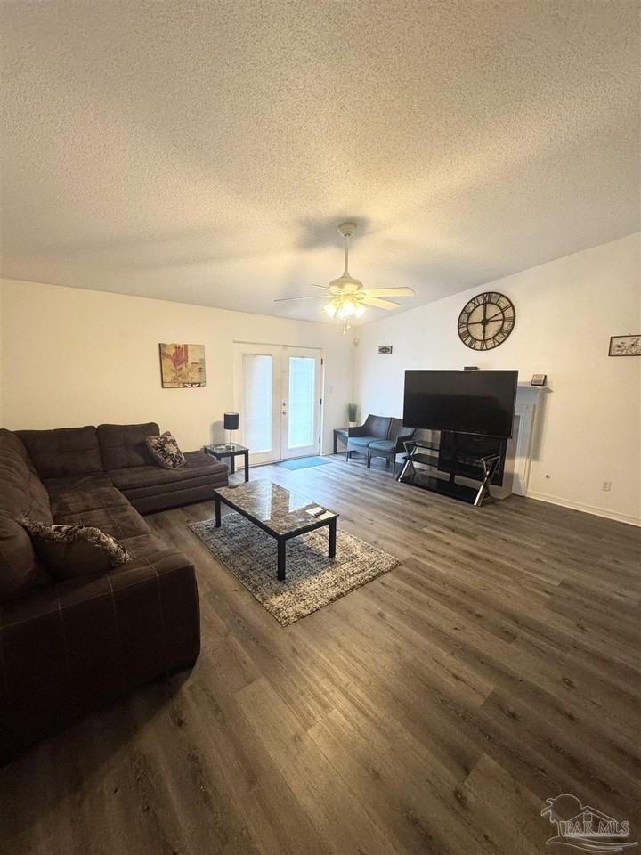 4009 Shorewood Dr - Photo 3 of 23