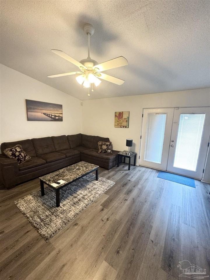 4009 Shorewood Dr - Photo 4 of 23