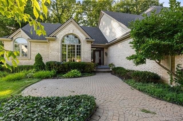 40292 Woodside Dr N - Photo 2 of 50