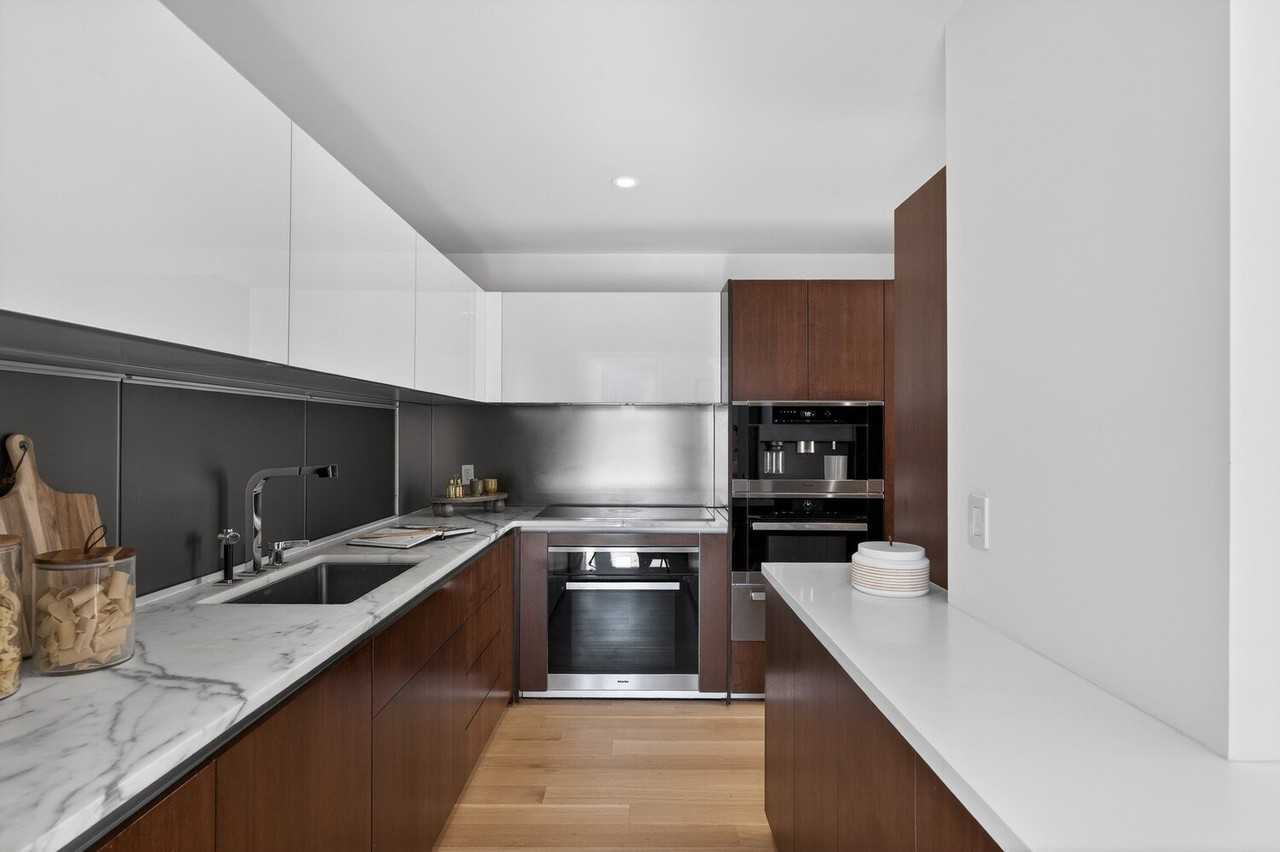 135 W 52nd St #PH4 - Photo 4 of 10