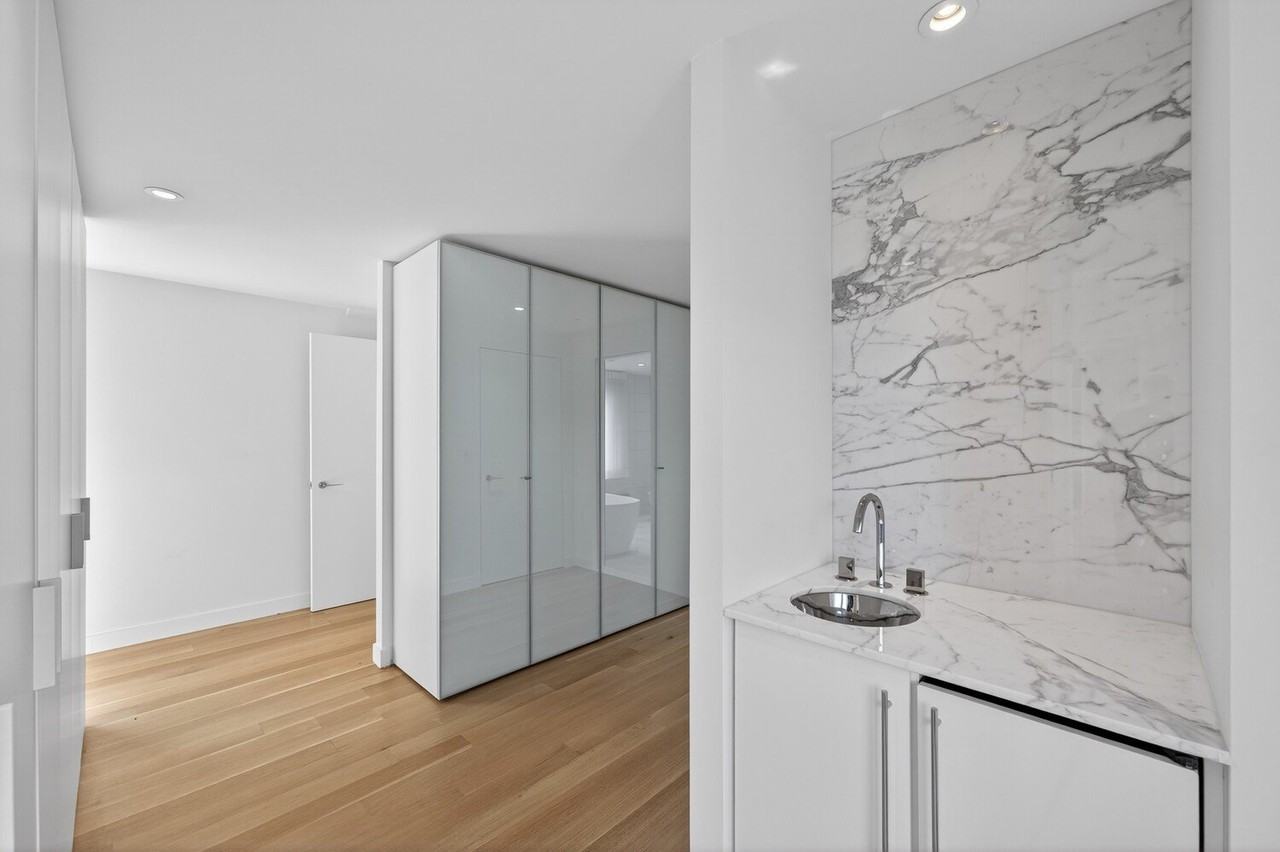 135 W 52nd St #PH4 - Photo 6 of 10