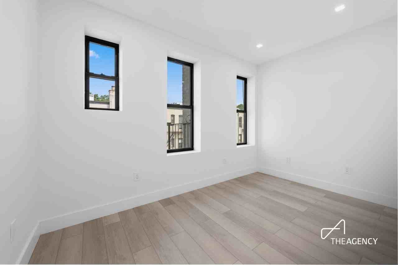 34 -32 43rd St #2R - Photo 2 of 7