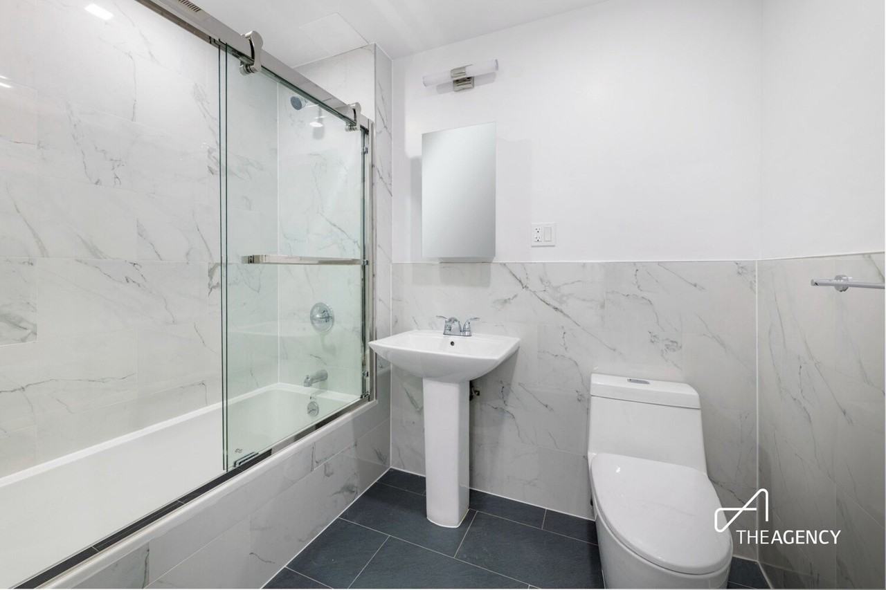 34 -32 43rd St #2R - Photo 6 of 7