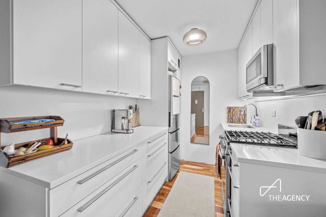 333 E 14th St - Photo 3 of 7
