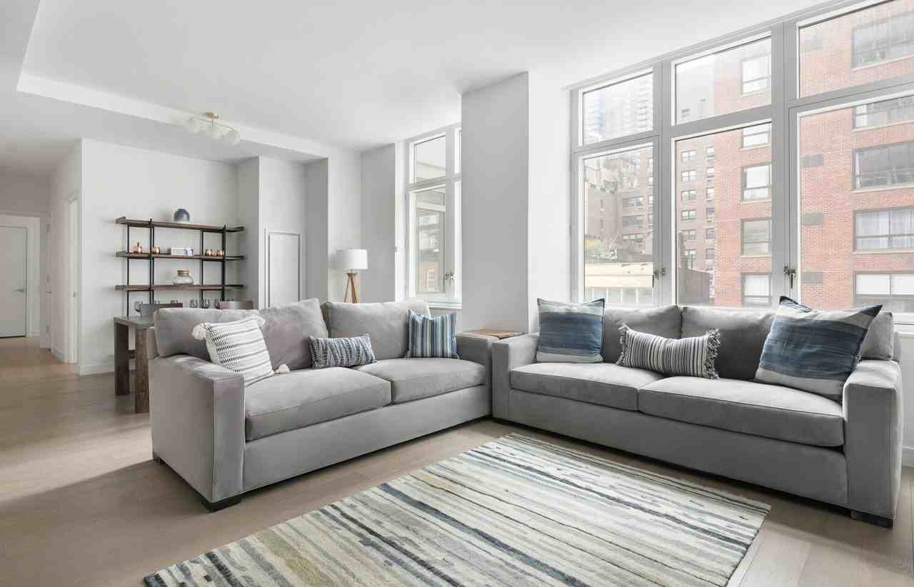305 E 51st St