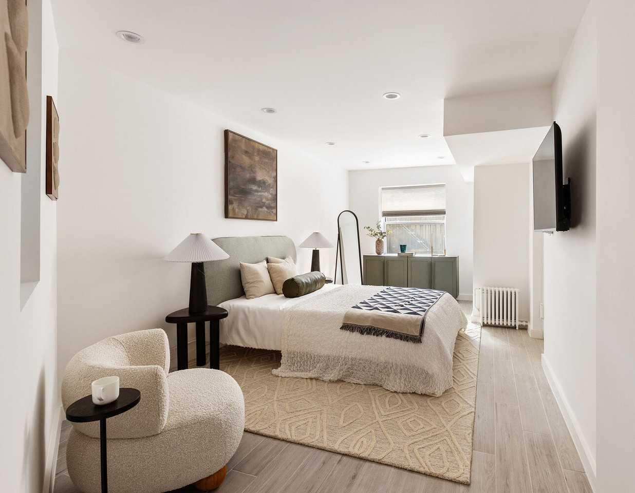 214 W 16th St - Photo 4 of 10